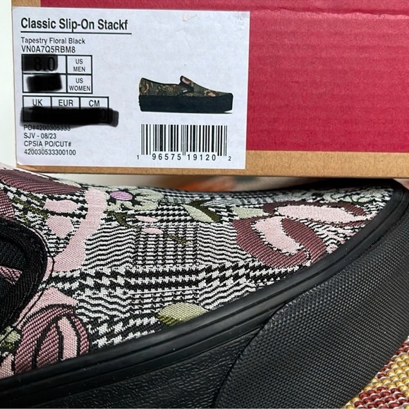 Vans WMNS Classic Slip-On Stackform Tapestry Floral Black
VN0A7Q5RBM8
Platforms - Picture 16 of 16